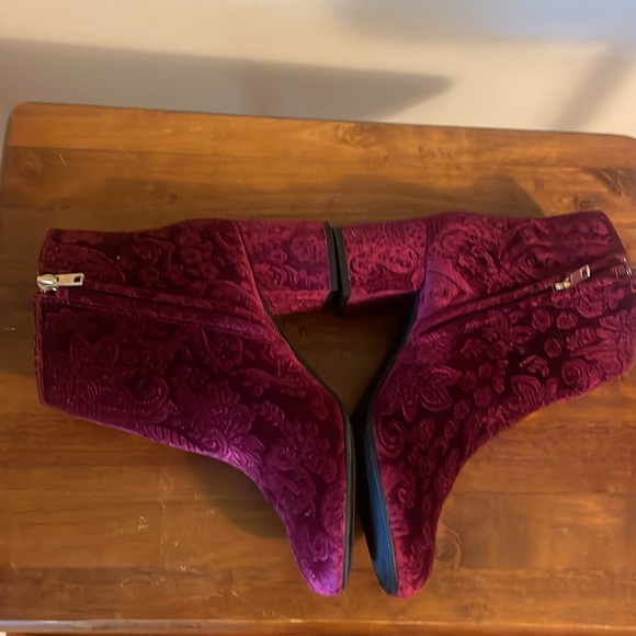 Zigs soho (7.5) Beautiful fabric color wraps around the heel. Zip entry 2” heel. - Picture 3 of 9